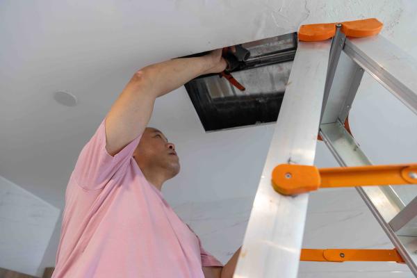 高温下的坚守 空调维修师的室内之战